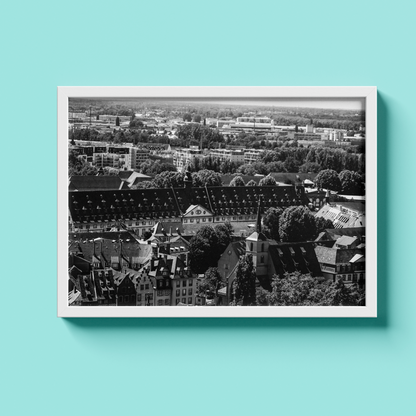 Panorama des toits de Strasbourg - tirage N&B cadre blanc sur fond turquoise - Corentin GMT