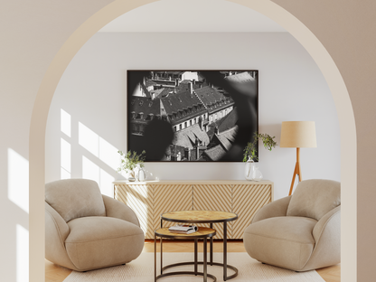 Vieux toits de Strasbourg - tirage N&B posé au sol contre un mur à moulures - Corentin GMT