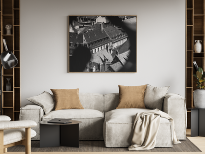 Vieux toits de Strasbourg - tirage N&B dans un salon sous arche - Corentin GMT