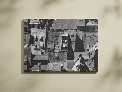 Toits de la vieille ville, Strasbourg - tirage N&B sans cadre sur mur beige - Corentin GMT