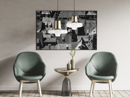 Toits de la vieille ville, Strasbourg - tirage N&B dans un salon avec fauteuils - Corentin GMT