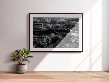 Panorama des toits de Strasbourg - tirage N&B encadré noir sur mur clair - Corentin GMT