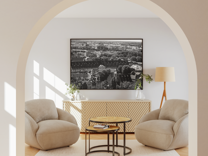 Panorama des toits de Strasbourg - tirage N&B dans un salon sous arche - Corentin GMT