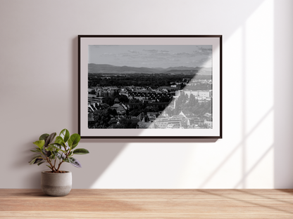 Strasbourg et les Vosges - tirage N&B encadré noir sur mur clair - Corentin GMT