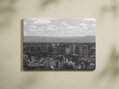 Strasbourg et les montagnes - tirage N&B sans cadre sur mur beige - Corentin GMT