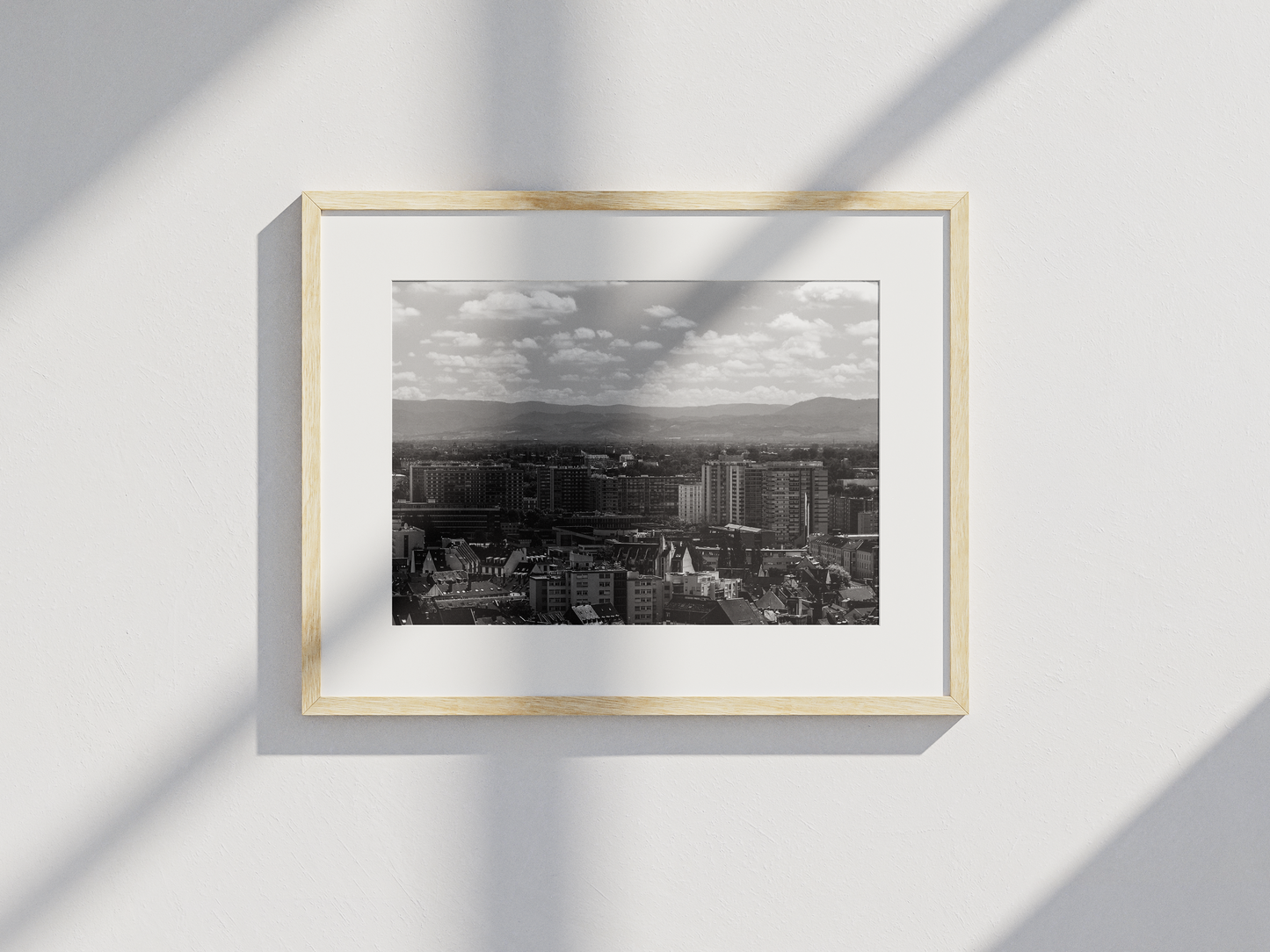 Panorama de Strasbourg et montagnes à l'horizon, tirage noir et blanc - Corentin GMT