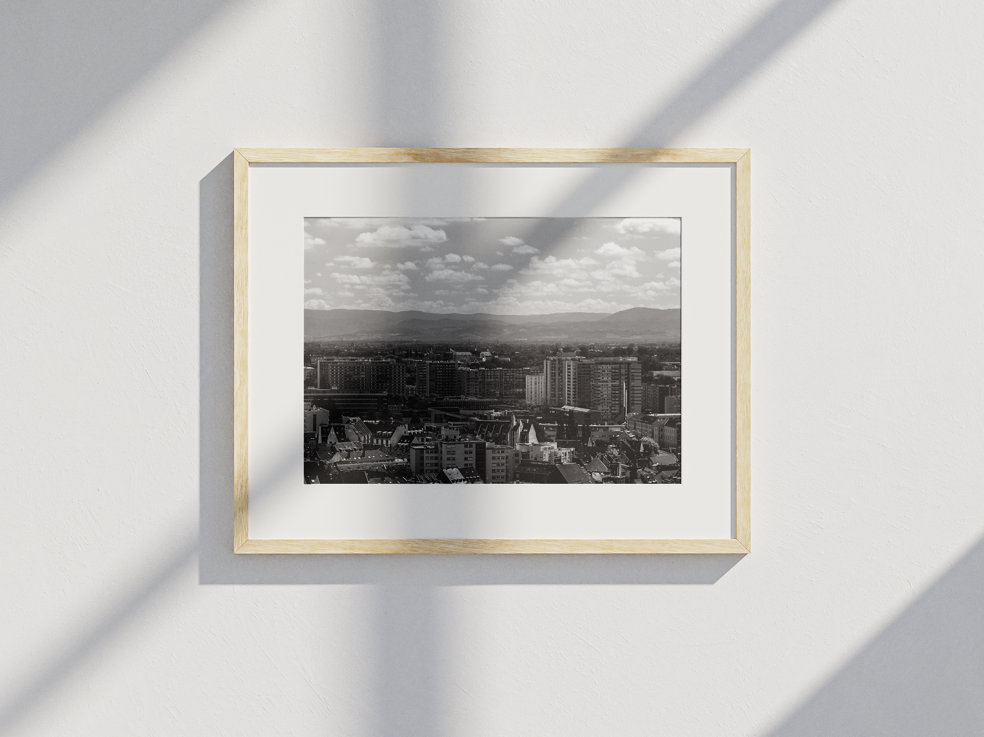 Panorama de Strasbourg et montagnes à l'horizon, tirage noir et blanc - Corentin GMT