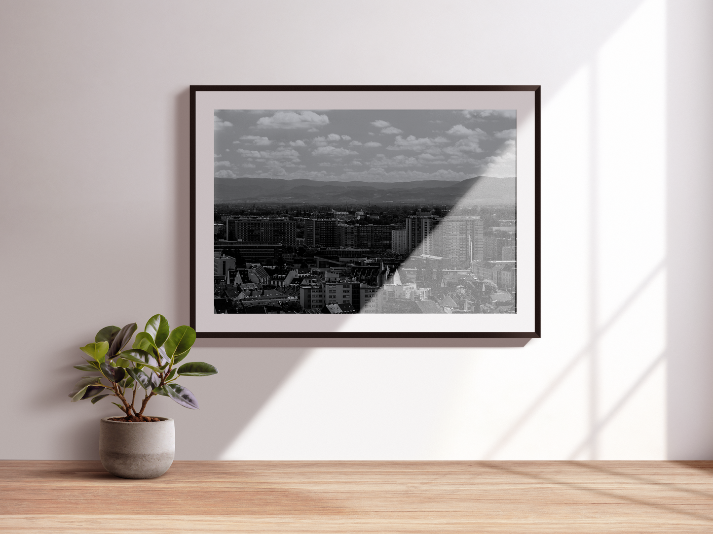 Panorama de Strasbourg et montagnes à l'horizon, tirage noir et blanc - Corentin GMT
