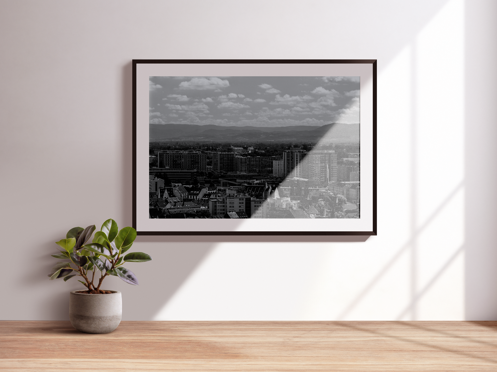 Panorama de Strasbourg et montagnes à l'horizon, tirage noir et blanc - Corentin GMT