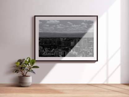 Strasbourg et les montagnes - tirage N&B encadré noir sur mur clair - Corentin GMT