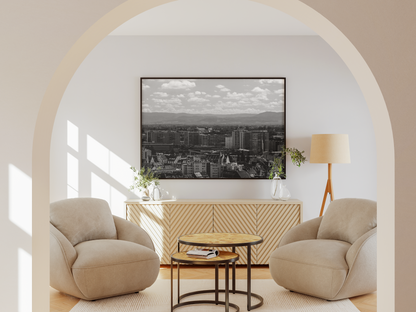 Strasbourg et les montagnes - tirage N&B dans un salon sous arche - Corentin GMT