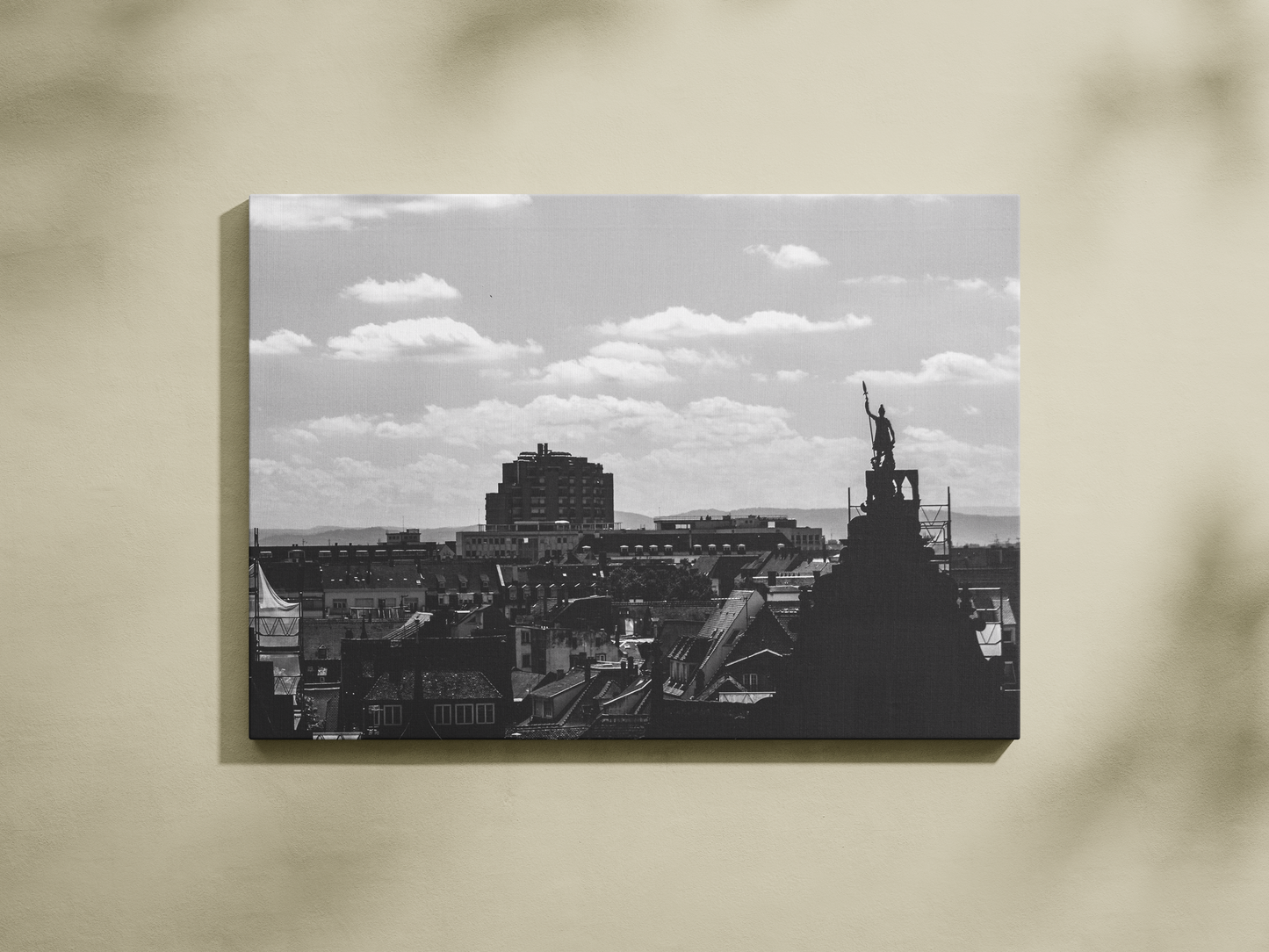 Toits de Strasbourg et statue - tirage N&B sans cadre sur mur beige - Corentin GMT