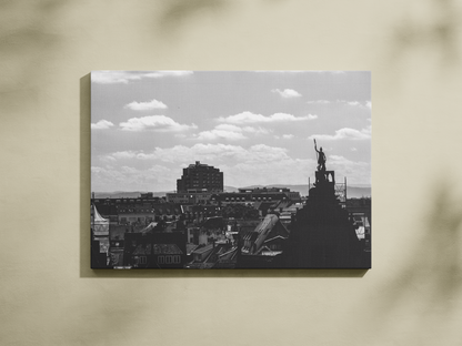 Toits de Strasbourg et statue - tirage N&B sans cadre sur mur beige - Corentin GMT