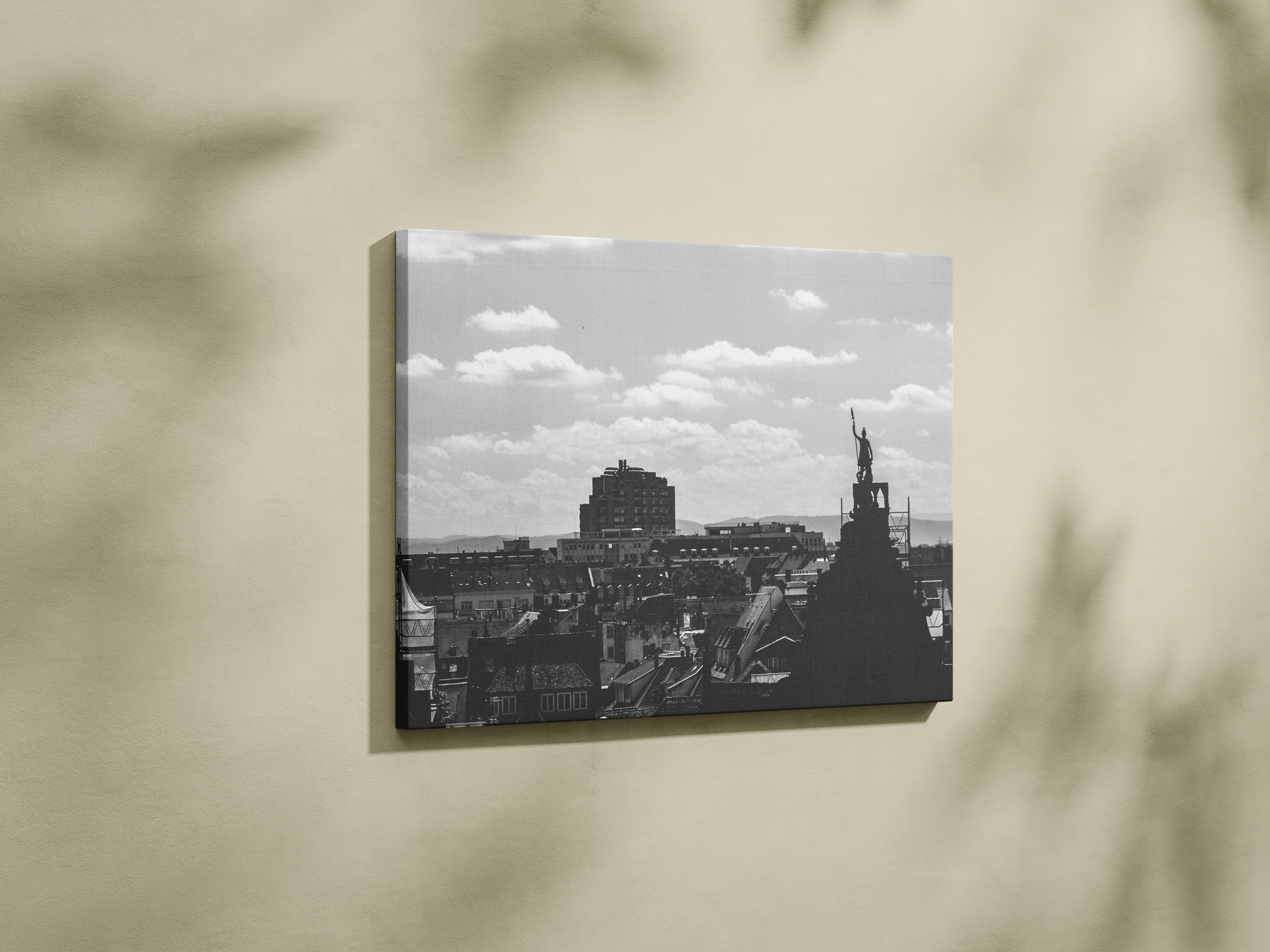 Toits de Strasbourg et statue - tirage N&B sans cadre vu de profil - Corentin GMT
