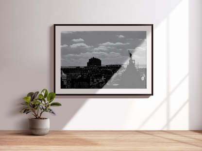 Toits de Strasbourg et statue - tirage N&B encadré noir sur mur clair - Corentin GMT