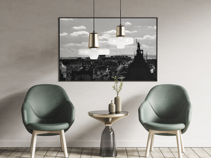 Toits de Strasbourg et statue - tirage N&B dans un salon avec fauteuils - Corentin GMT