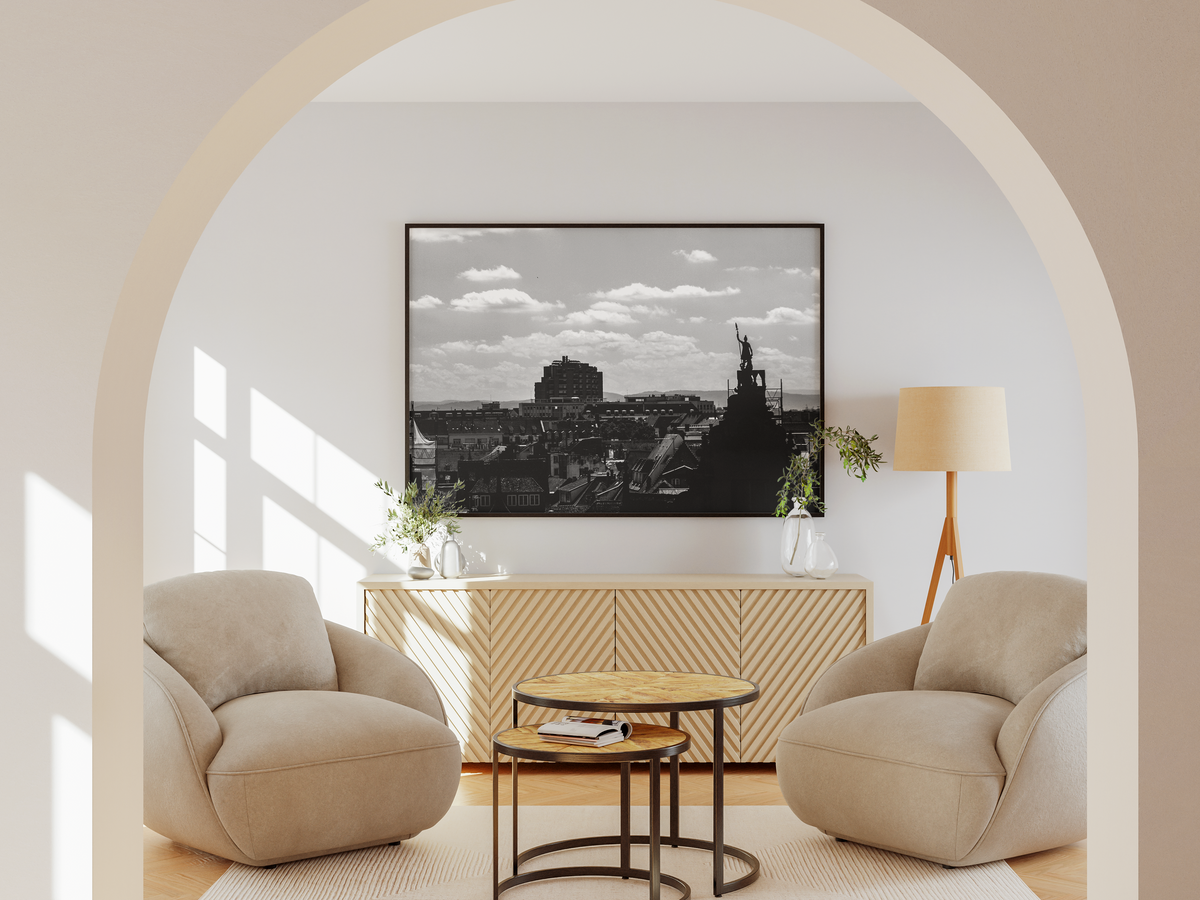 Toits de Strasbourg et statue - tirage N&B dans un salon sous arche - Corentin GMT