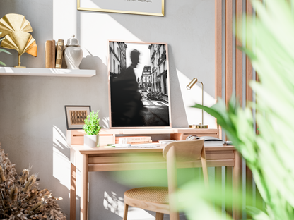 Place des Victoires, Paris - tirage N&B posé sur un bureau en bois - Corentin GMT