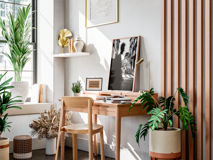 Place des Victoires, Paris - tirage N&B sur un bureau dans un salon lumineux - Corentin GMT