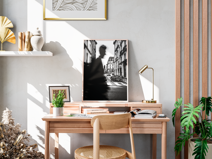 Place des Victoires, Paris - tirage N&B sur un bureau avec lampe et plantes - Corentin GMT