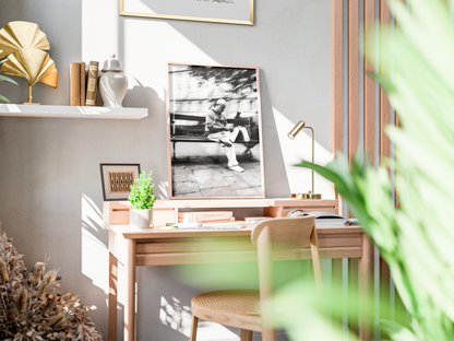 Solitude urbaine, Paris - tirage N&B posé sur un bureau en bois - Corentin GMT