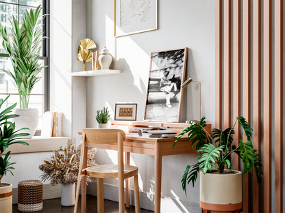 Solitude urbaine, Paris - tirage N&B sur un bureau dans un salon lumineux - Corentin GMT