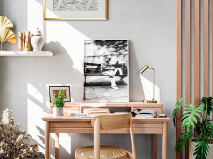 Solitude urbaine, Paris - tirage N&B sur un bureau avec lampe et plantes - Corentin GMT