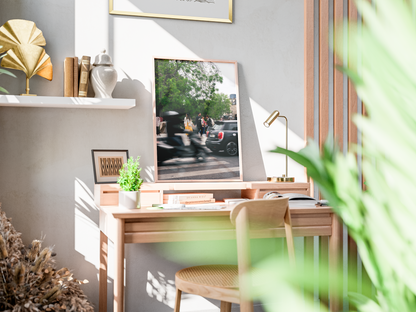 Couple rue de Rivoli, Paris - tirage N&B posé sur un bureau en bois - Corentin GMT