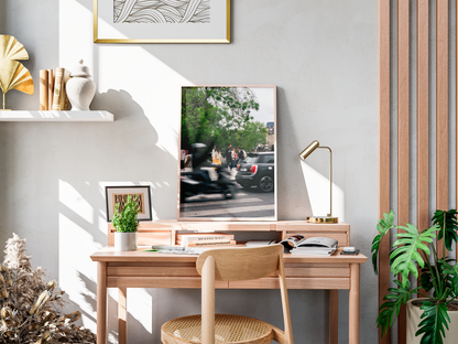 Couple rue de Rivoli, Paris - tirage N&B sur un bureau avec lampe et plantes - Corentin GMT