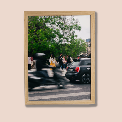 Couple rue de Rivoli, Paris - tirage N&B encadré chêne sur fond beige - Corentin GMT