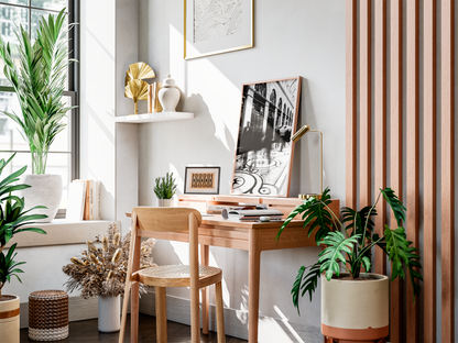 Galerie Vivienne, Paris - tirage N&B sur un bureau dans un salon lumineux - Corentin GMT