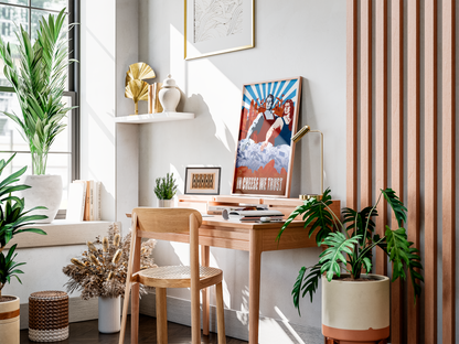 Poster In Cheese We Trust - affiche sur un bureau dans un salon lumineux - Corentin GMT