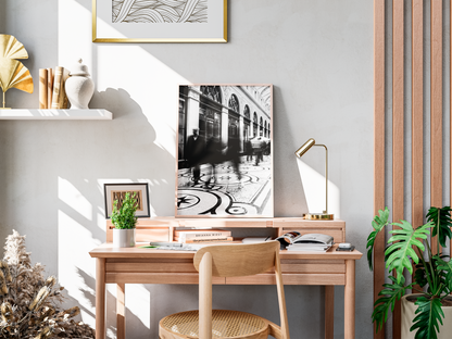 Galerie Vivienne, Paris - tirage N&B sur un bureau avec lampe et plantes - Corentin GMT