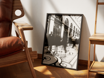 Galerie Vivienne, Paris - tirage N&B encadré noir posé au sol - Corentin GMT