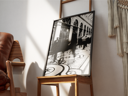 Galerie Vivienne, Paris - tirage N&B encadré noir sur une chaise en bois - Corentin GMT