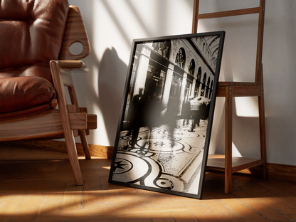 Galerie Vivienne, Paris - tirage N&B encadré noir contre un fauteuil en cuir - Corentin GMT