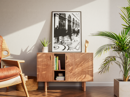 Galerie Vivienne, Paris - tirage N&B encadré noir sur un buffet en bois - Corentin GMT
