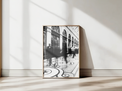 Galerie Vivienne, Paris - tirage N&B posé au sol contre un mur blanc - Corentin GMT