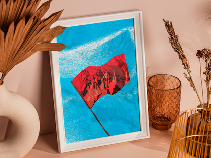 Poster Drapeau Rouge - affiche en cadre blanc sur un mur rose avec palmes séchées - Corentin GMT