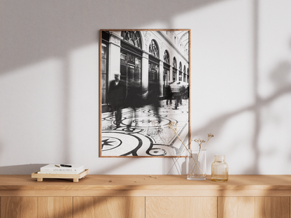 Galerie Vivienne, Paris - tirage N&B sur un meuble bas cannelé - Corentin GMT