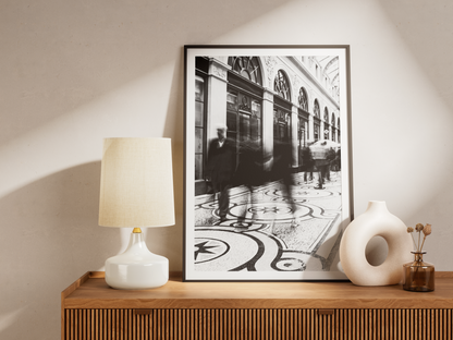 Galerie Vivienne, Paris - tirage N&B encadré noir sur une console avec lampe - Corentin GMT