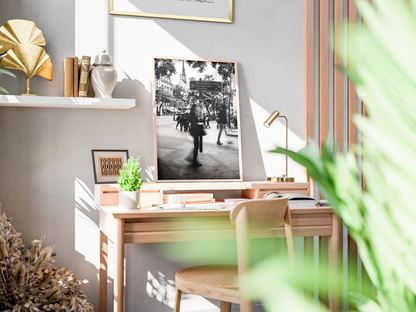 Rue de Rivoli, Paris - tirage N&B posé sur un bureau en bois - Corentin GMT