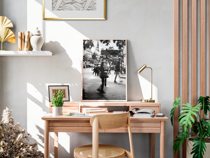 Rue de Rivoli, Paris - tirage N&B sur un bureau avec lampe et plantes - Corentin GMT