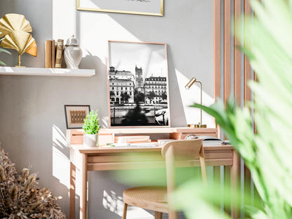 Tour Saint-Jacques, Paris - tirage N&B posé sur un bureau en bois - Corentin GMT