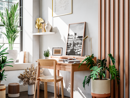 Tour Saint-Jacques, Paris - tirage N&B sur un bureau dans un salon lumineux - Corentin GMT