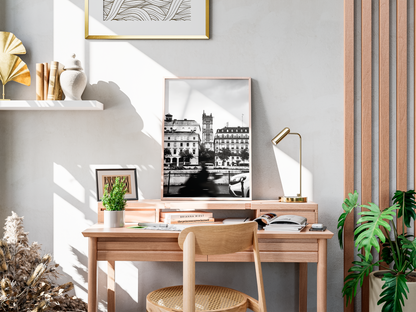 Tour Saint-Jacques, Paris - tirage N&B sur un bureau avec lampe et plantes - Corentin GMT