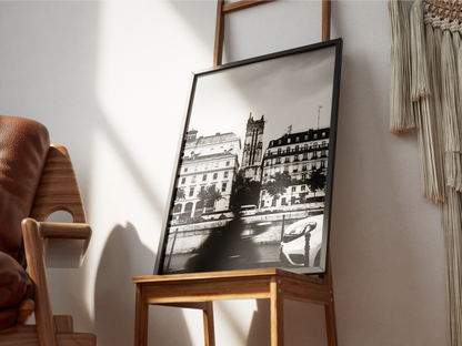 Tour Saint-Jacques, Paris - tirage N&B encadré noir sur une chaise en bois - Corentin GMT