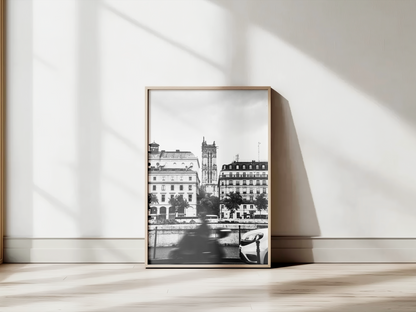Tour Saint-Jacques, Paris - tirage N&B posé au sol contre un mur blanc - Corentin GMT