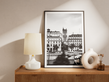 Tour Saint-Jacques, Paris - tirage N&B encadré noir sur une console avec lampe - Corentin GMT
