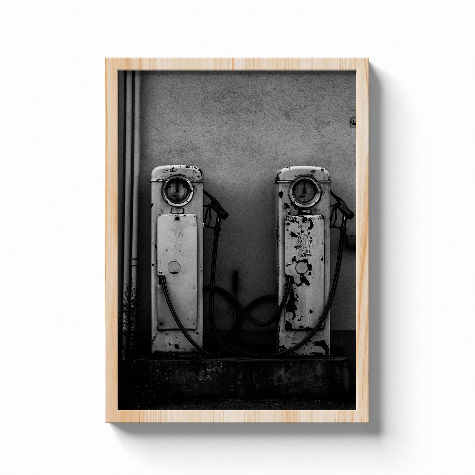 Tirage photo noir et blanc de deux pompes à essence rétro contre un mur, photographie vintage - Corentin GMT